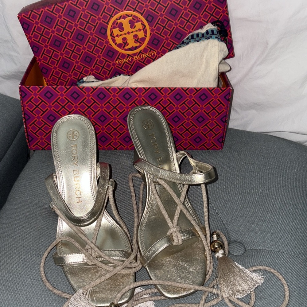 Tory Burch Metallic Gold Tassel Wedge Sandals size 7.5 M - Picture 4 of 10